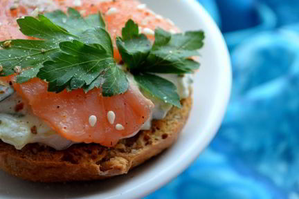 Брускетта с огурцом и подкопченным лососем