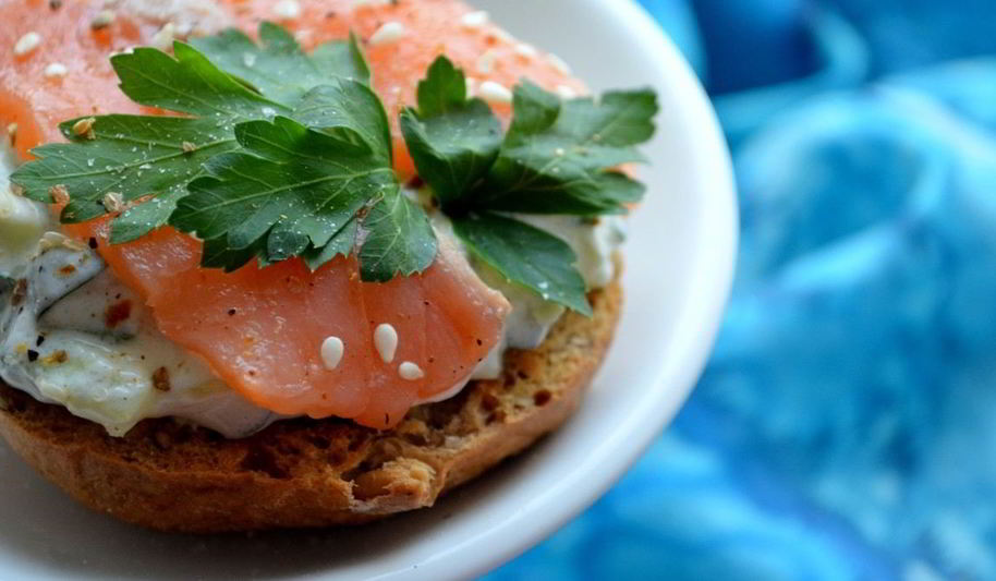 Рецепт брускетты с огурцом и подкопченным лососем