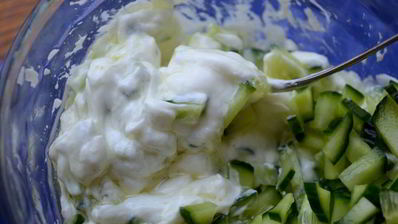 брускетта с огурцом и подкопченным лососем