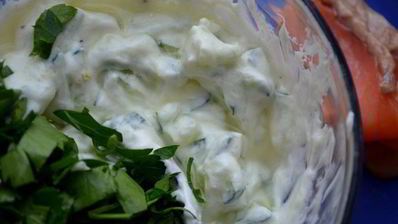 брускетта с огурцом и подкопченным лососем