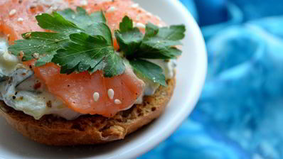 брускетта с огурцом и подкопченным лососем