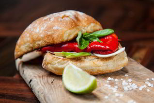 Брускетта с печеным болгарским перцем