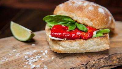 брускетта с печеным болгарским перцем