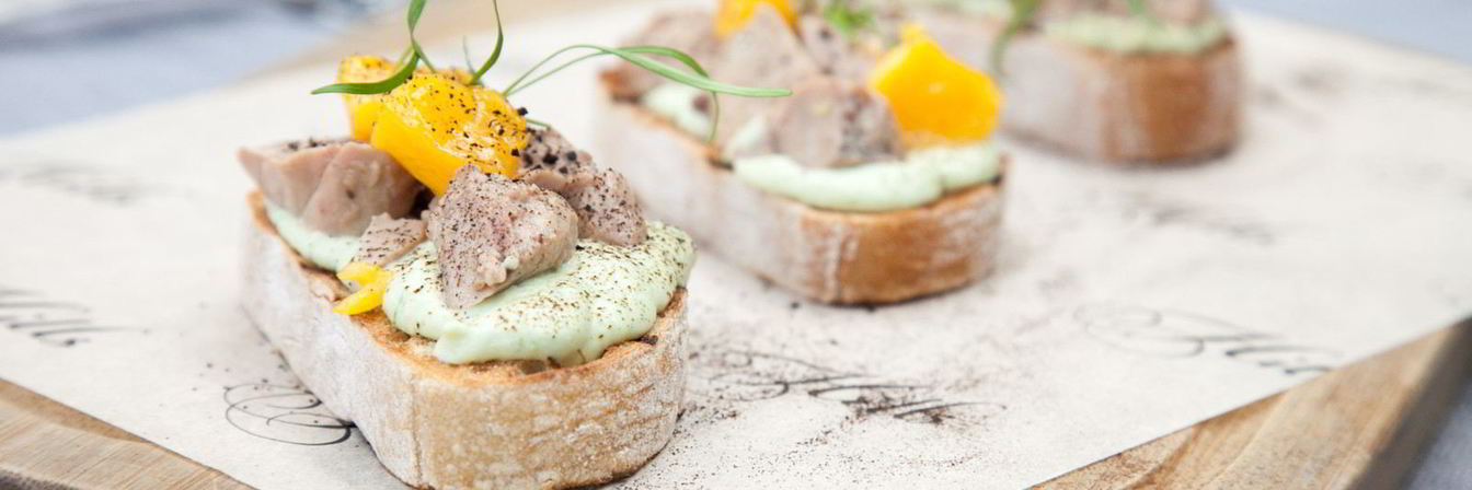 Брускетта с печенью трески