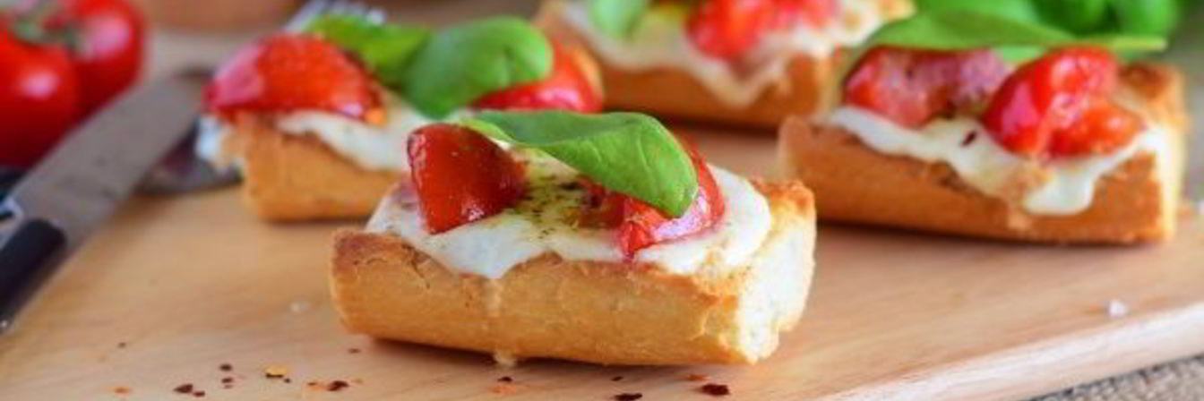 Брускетта с помидорами черри и моцареллой