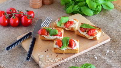 брускетта с помидорами черри и моцареллой