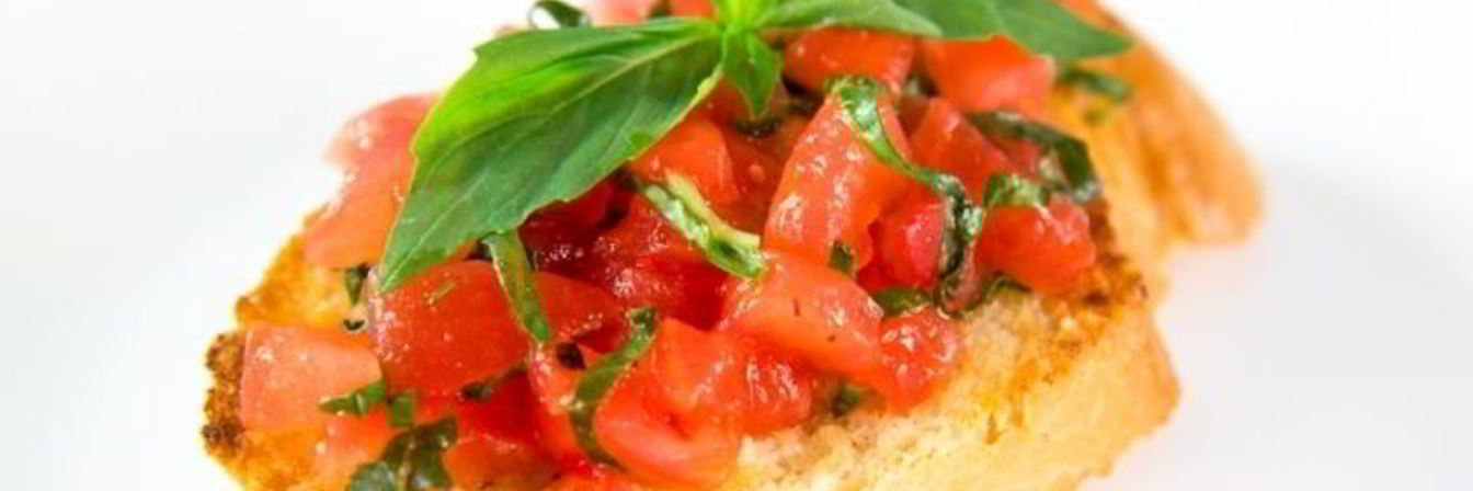 Брускетта с помидорами и базиликом