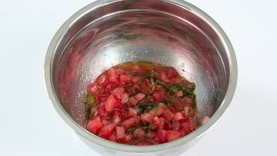 брускетта с помидорами и базиликом