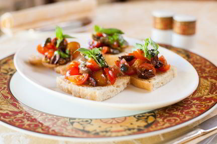 Брускетта с помидорами и оливками
