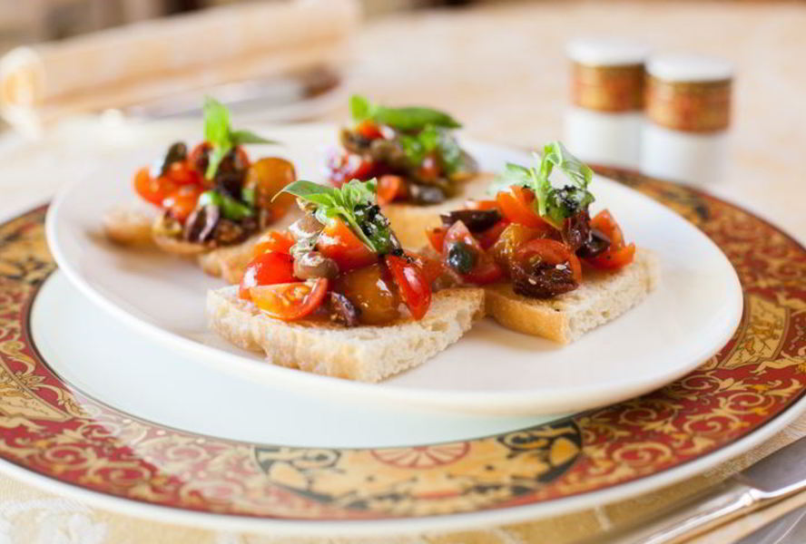Брускетта с помидорами и оливками