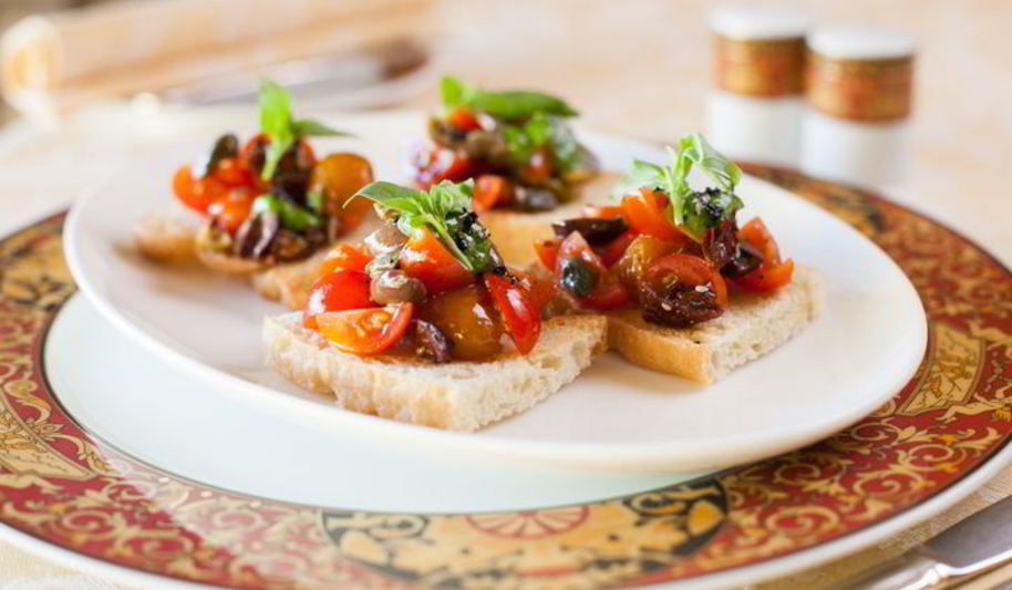 Рецепт брускетты с помидорами и оливками