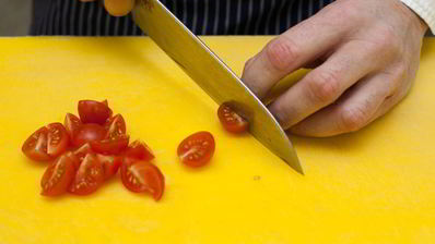 брускетта с помидорами и оливками