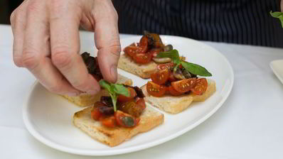 брускетта с помидорами и оливками