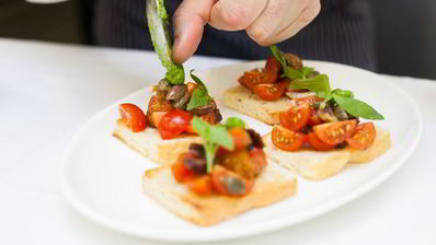 брускетта с помидорами и оливками