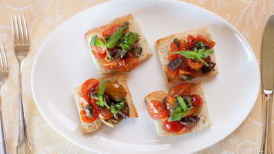 брускетта с помидорами и оливками