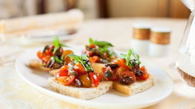 брускетта с помидорами и оливками