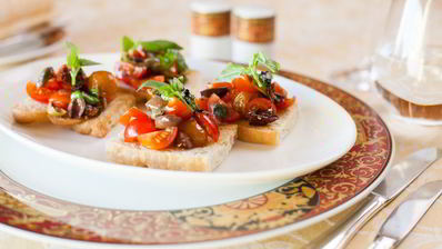 брускетта с помидорами и оливками