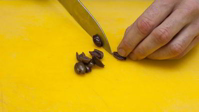 брускетта с помидорами и оливками