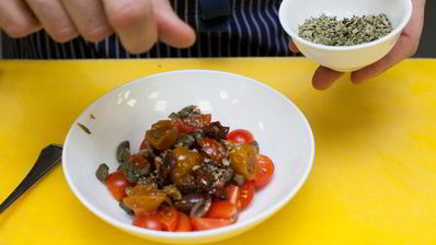 брускетта с помидорами и оливками