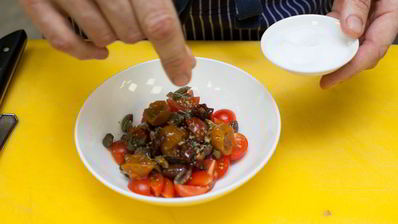 брускетта с помидорами и оливками