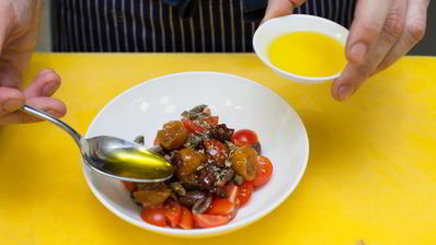 брускетта с помидорами и оливками