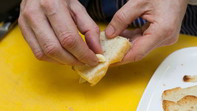 брускетта с помидорами и оливками