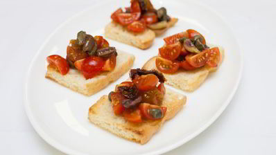 брускетта с помидорами и оливками