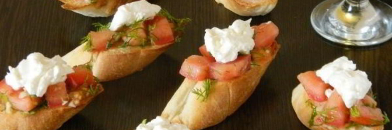 Брускетта с помидорами и сыром