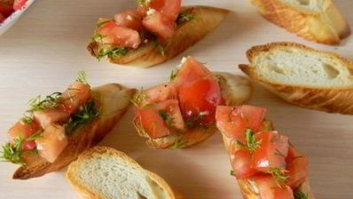 брускетта с помидорами и сыром