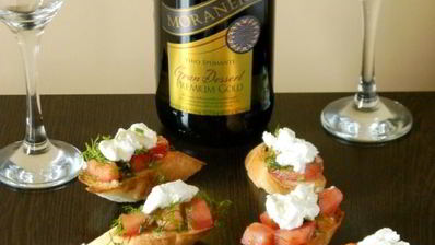 брускетта с помидорами и сыром