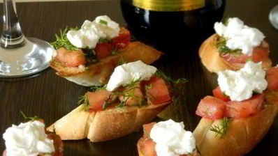 брускетта с помидорами и сыром