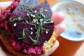 Брускетта с рыбой и свеклой