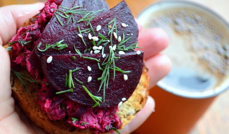 Рецепт брускетты с рыбой и свеклой