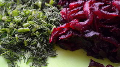 брускетта с рыбой и свеклой