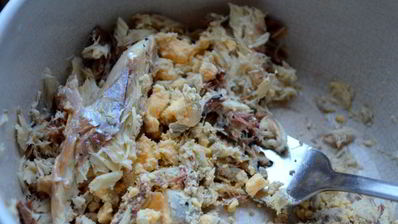 брускетта с рыбой и свеклой