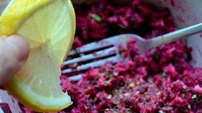 брускетта с рыбой и свеклой