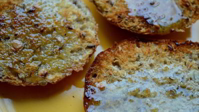 брускетта с рыбой и свеклой