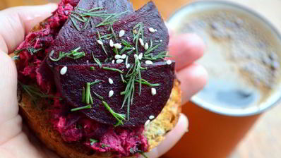 брускетта с рыбой и свеклой