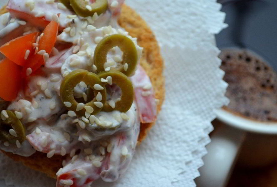 Брускетта с рыбой и томатами черри