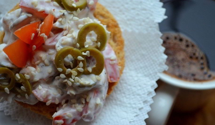 Рецепт брускетты с рыбой и томатами черри