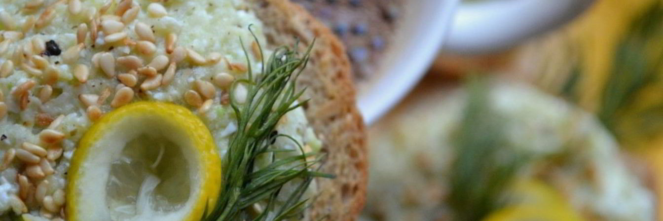 Брускетта с рыбой, творогом и кабачком