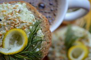 Брускетта с рыбой, творогом и кабачком