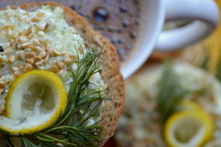 Брускетта с рыбой, творогом и кабачком