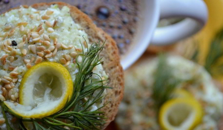 Рецепт брускетты с рыбой, творогом и кабачком