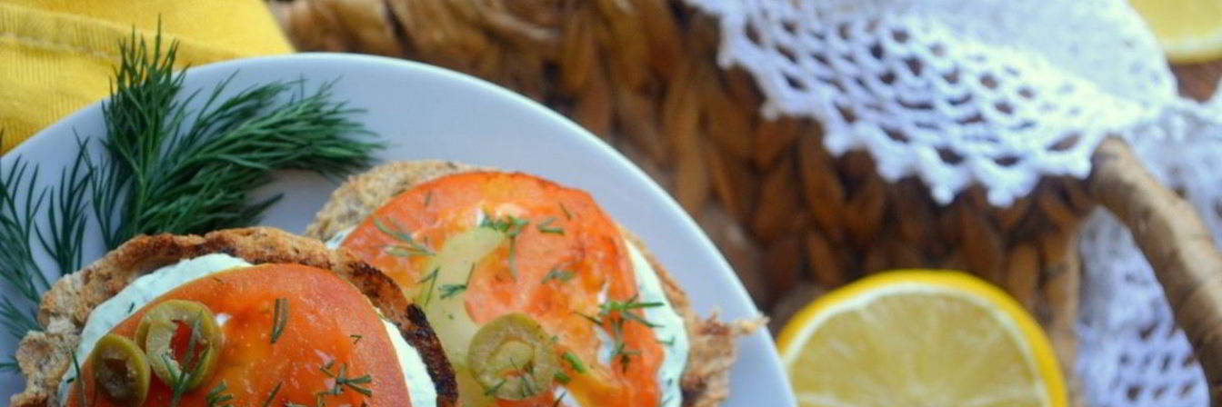 Брускетта с сельдереем и томлеными помидорами