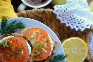 Брускетта с сельдереем и томлеными помидорами