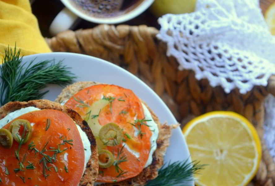 Брускетта с сельдереем и томлеными помидорами
