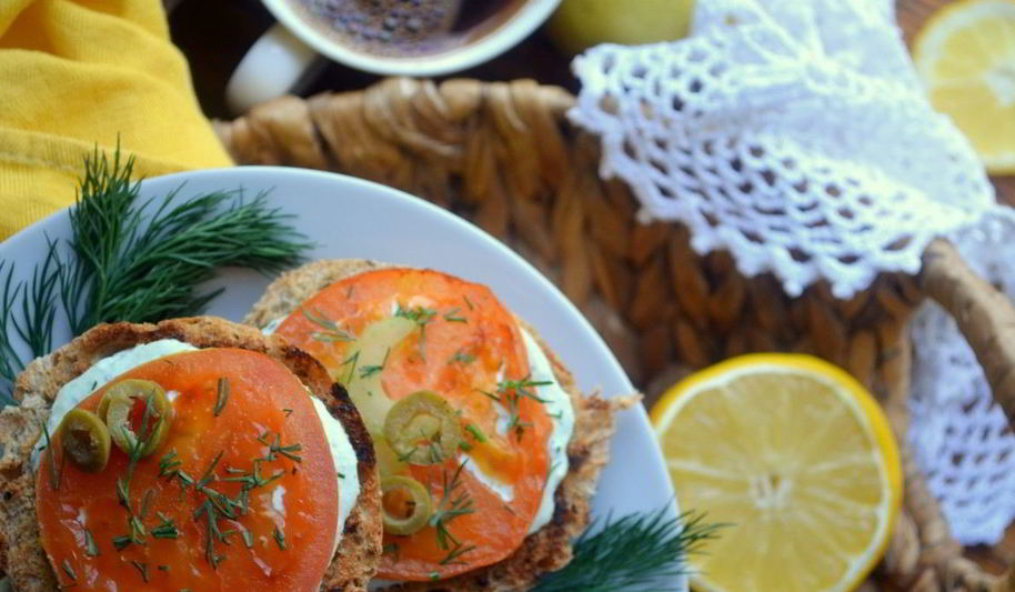 Рецепт брускетты с сельдереем и томлеными помидорами