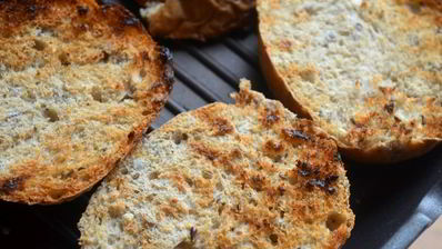 брускетта с сельдереем и томлеными помидорами