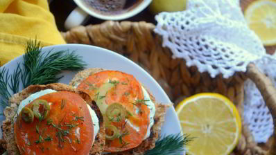 брускетта с сельдереем и томлеными помидорами